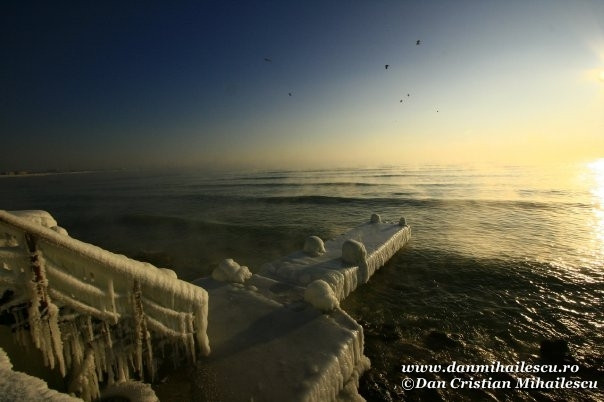 Fotografii din buza inghetata a Marii Negre. Aburi incremeniti si turturi in rasarit