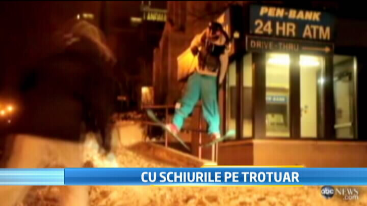 Rade de el tot Internetul. Un american se da cu schiurile pe trotuar si ajunge intr-un indicator