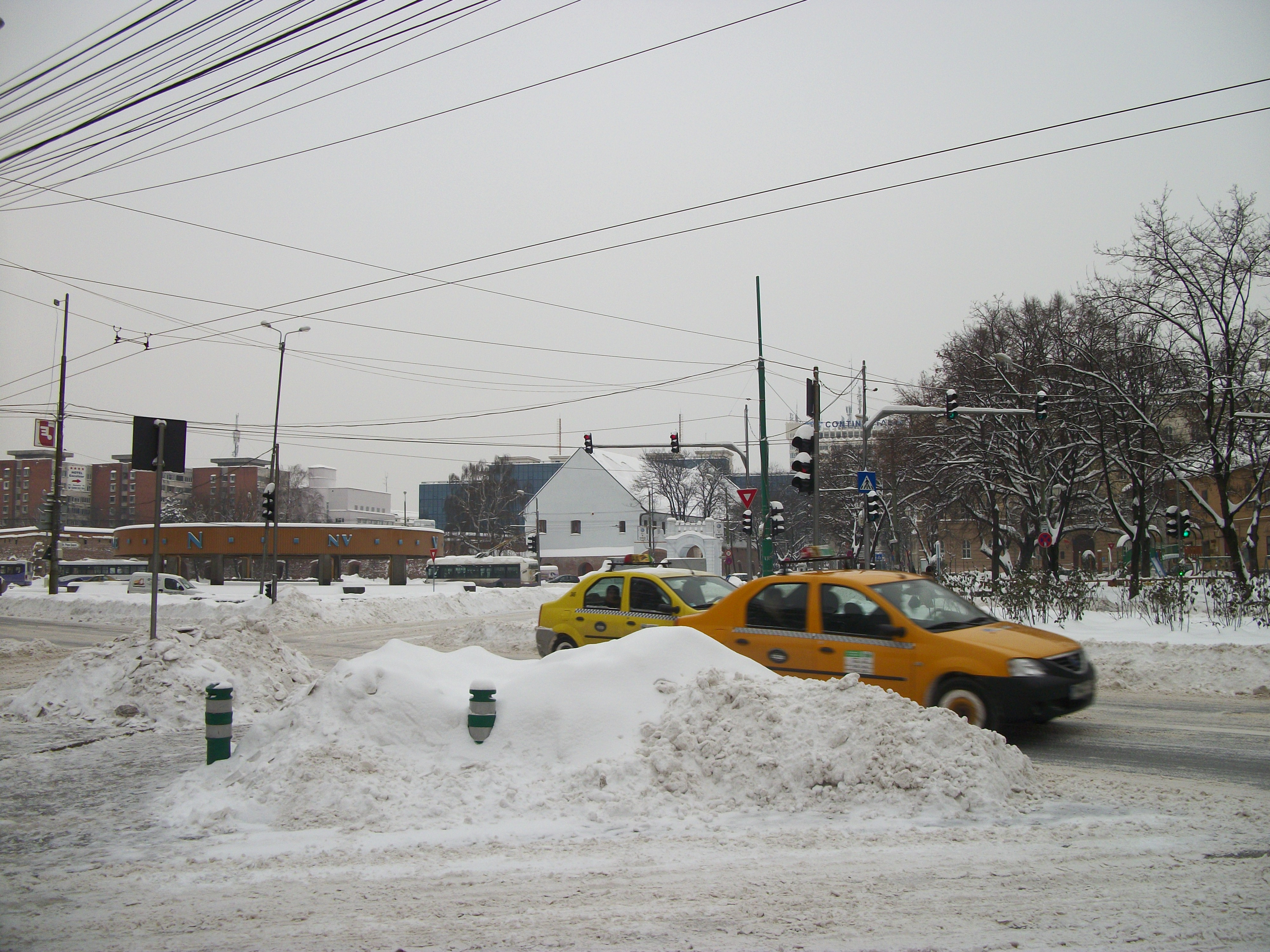 A treia zi de iarna adevarata in Timisoara. Troienele de zapada se lasa alungate cu greu