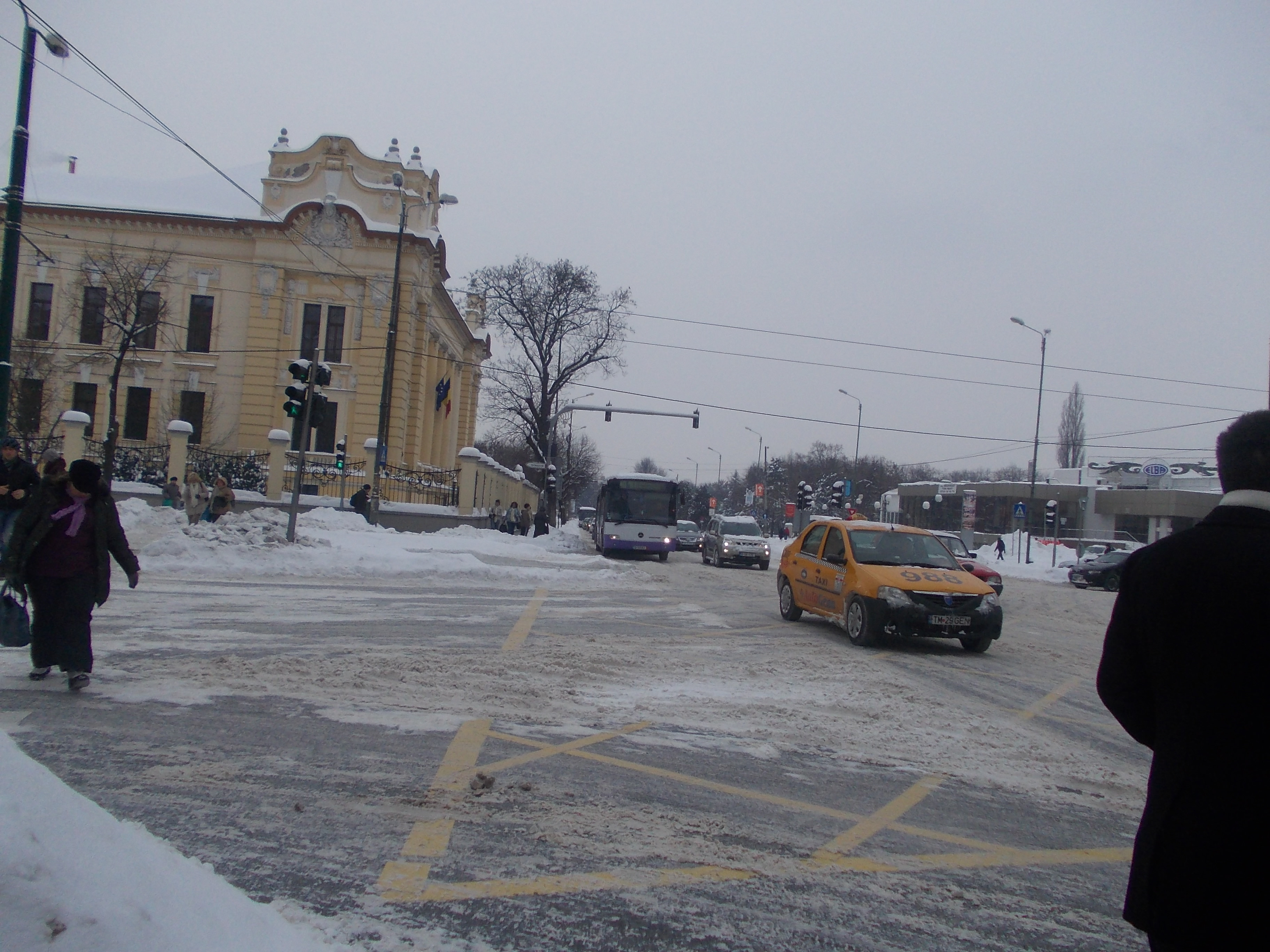 Urmarile fulgilor care cad neincetat: 14 scoli inchise, trafic ingreunat si tone de zapada pe strazi