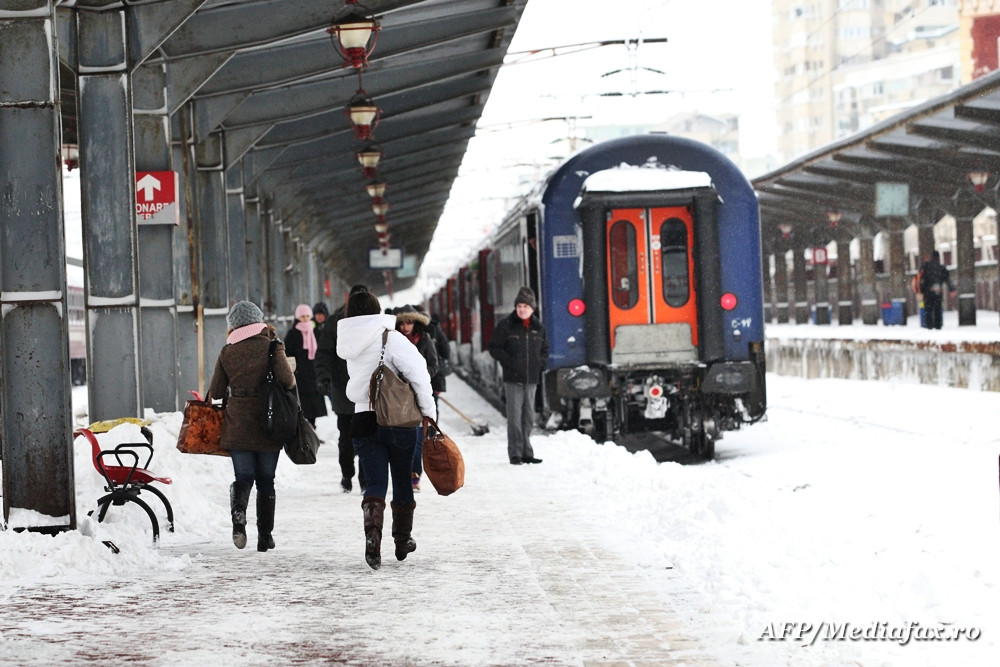 Aproape 20 de trenuri, anulate din cauza conditiilor meteo. Viscolul a provocat accidente pe mai multe drumuri nationale
