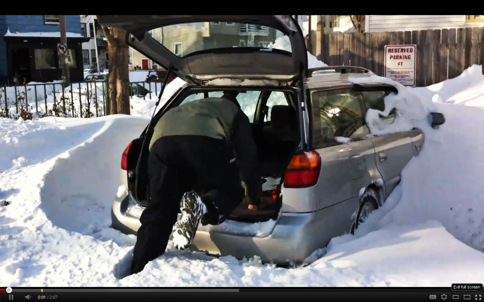 Cum sa-ti deszapezesti masina, daca n-ai lopata. VIDEO