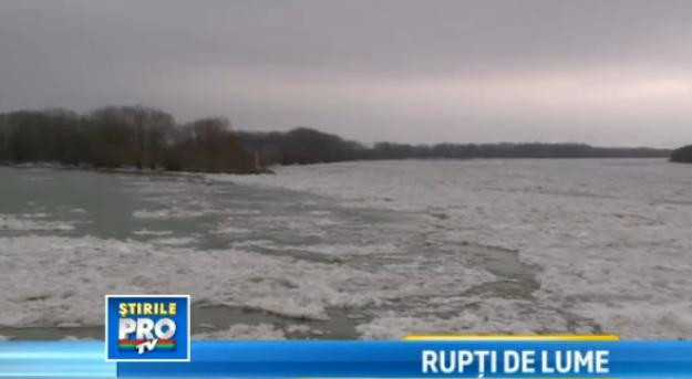 Sloiurile uriase de gheata de la Sulina s-au pus ca o bariera intre oameni si civilizatie