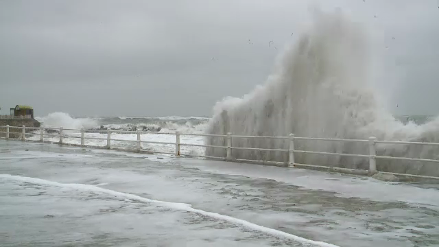 Spectacol terifiant la malul marii. Furtuna de gradul 9 din 10. Sosele acoperite de gheata. VIDEO