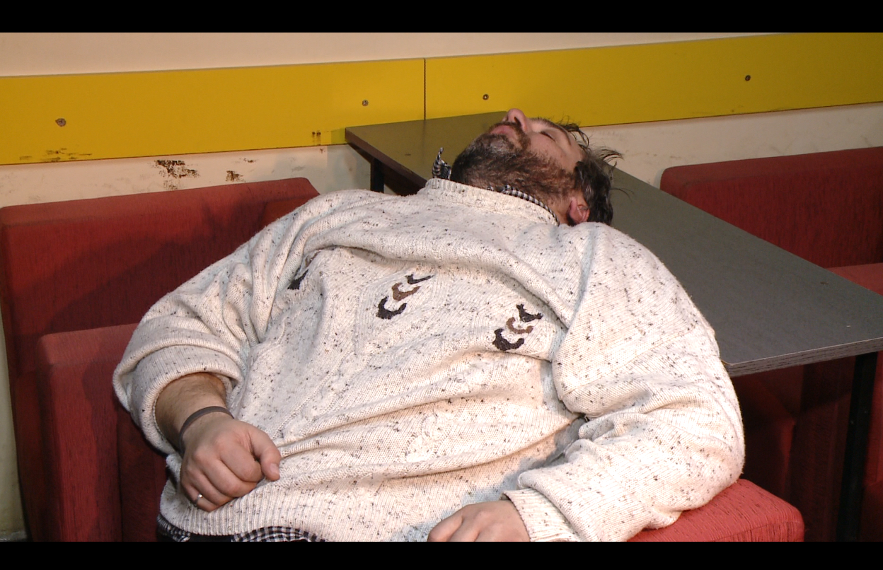 Masina lovita de artistul care a adormit la Rutiera, condusa de un sofer fara permis