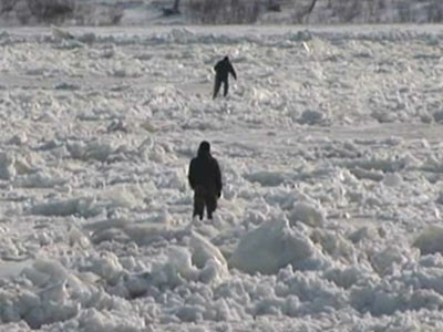 Dunarea, acoperita de un pod compact de gheata. Inconstienti, 2 barbati au traversat fluviul pe jos