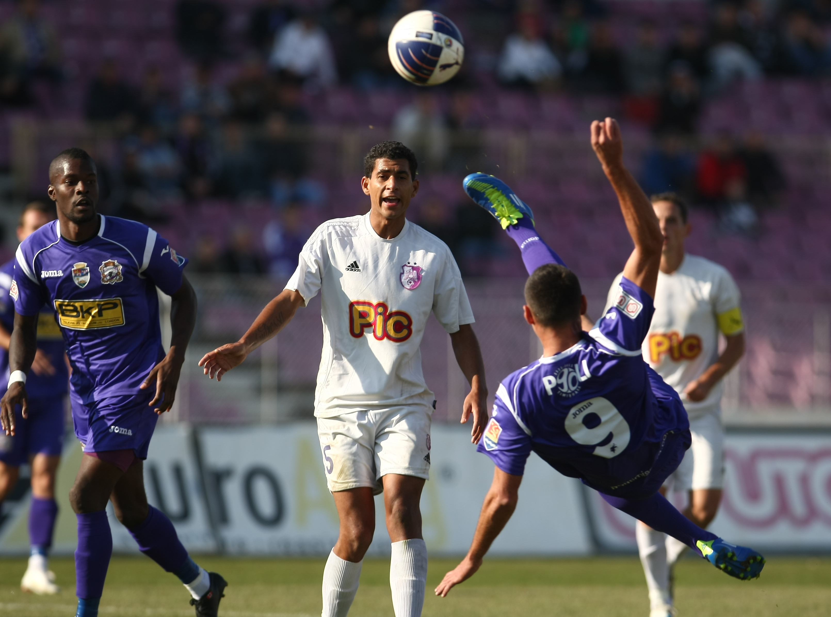 Autoritatile se ascund in spatele cuvantului “complex” cand vine vorba de situatia de la Poli