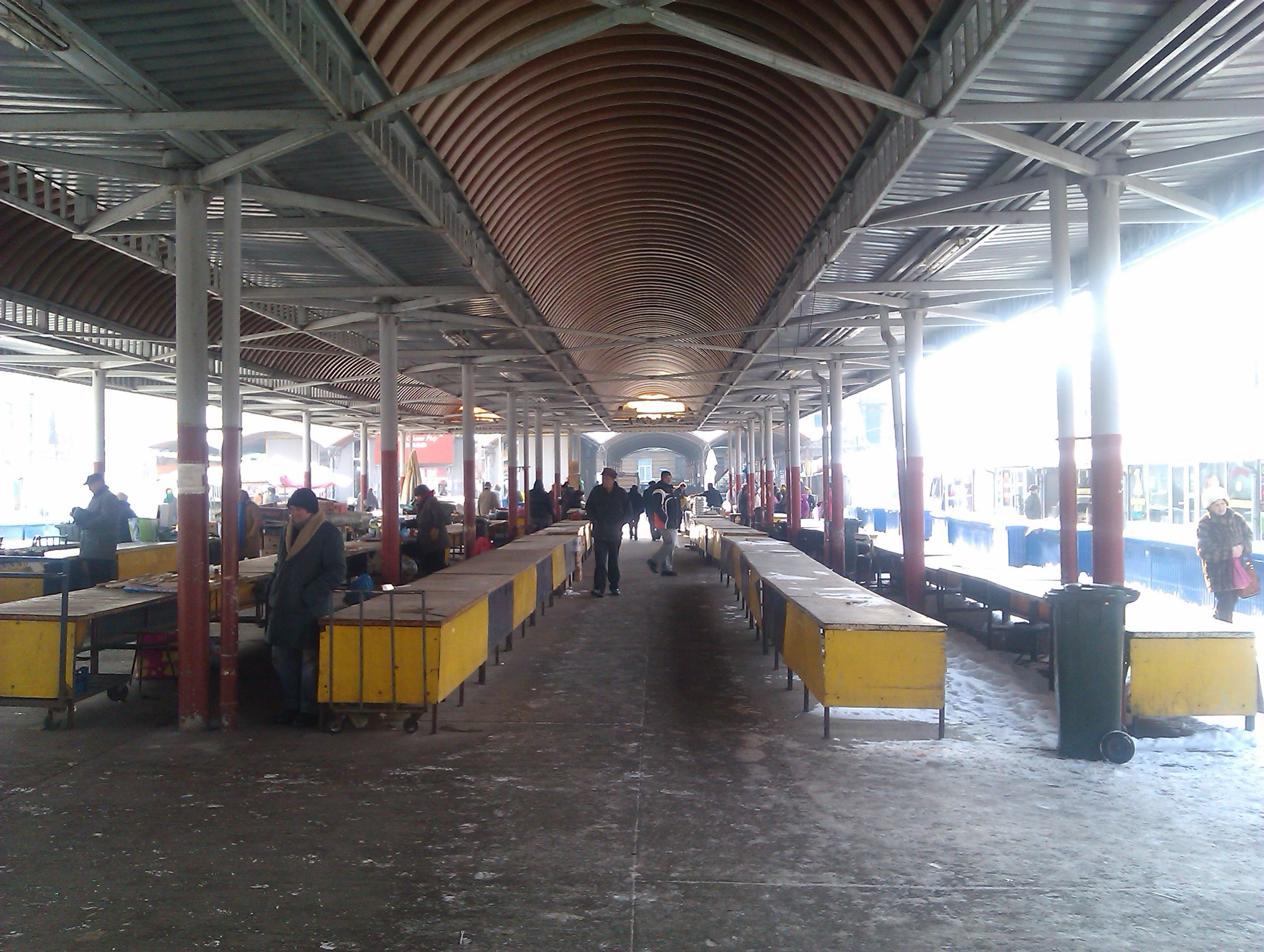 Gerul a golit pietele din Arad, iar putinele precupete isi ascund morcovii sub paturi