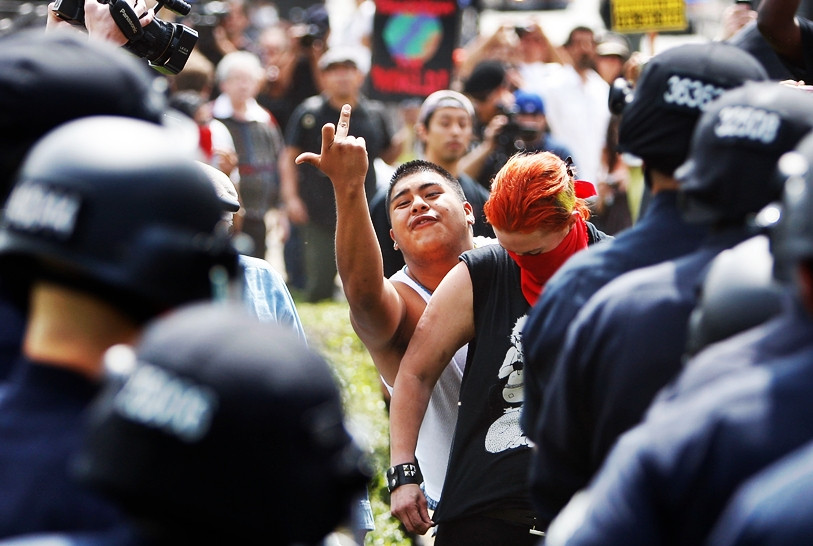 Cum a ajuns acest gest obscen cel mai cunoscut din lume. Cine si de ce l-a facut pentru prima data