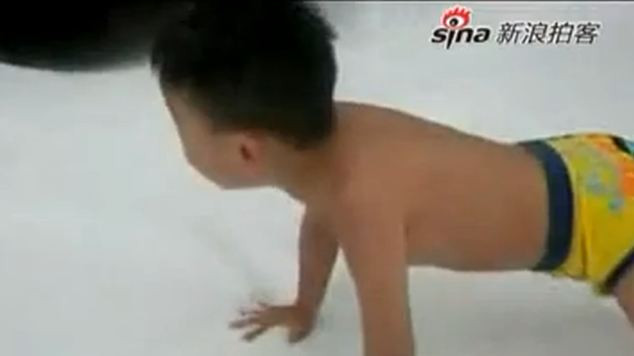 Scenele pe care New Yorkul nu le-a mai vazut. Cum a ajuns un baiat de 4 ani dezbracat in zapada