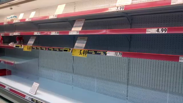 Ce mai gasesti pe rafturile din Bucuresti. Fermele sunt izolate,iar camioanele sunt prinse in nameti