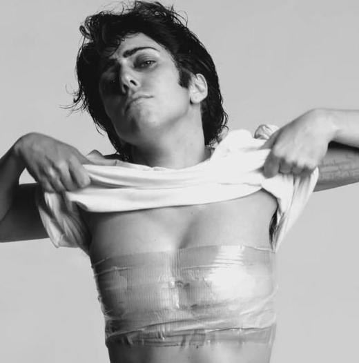 Neepilata si cu sanii lipiti. Pana unde e dispusa sa mearga o diva in lupta cu barfele