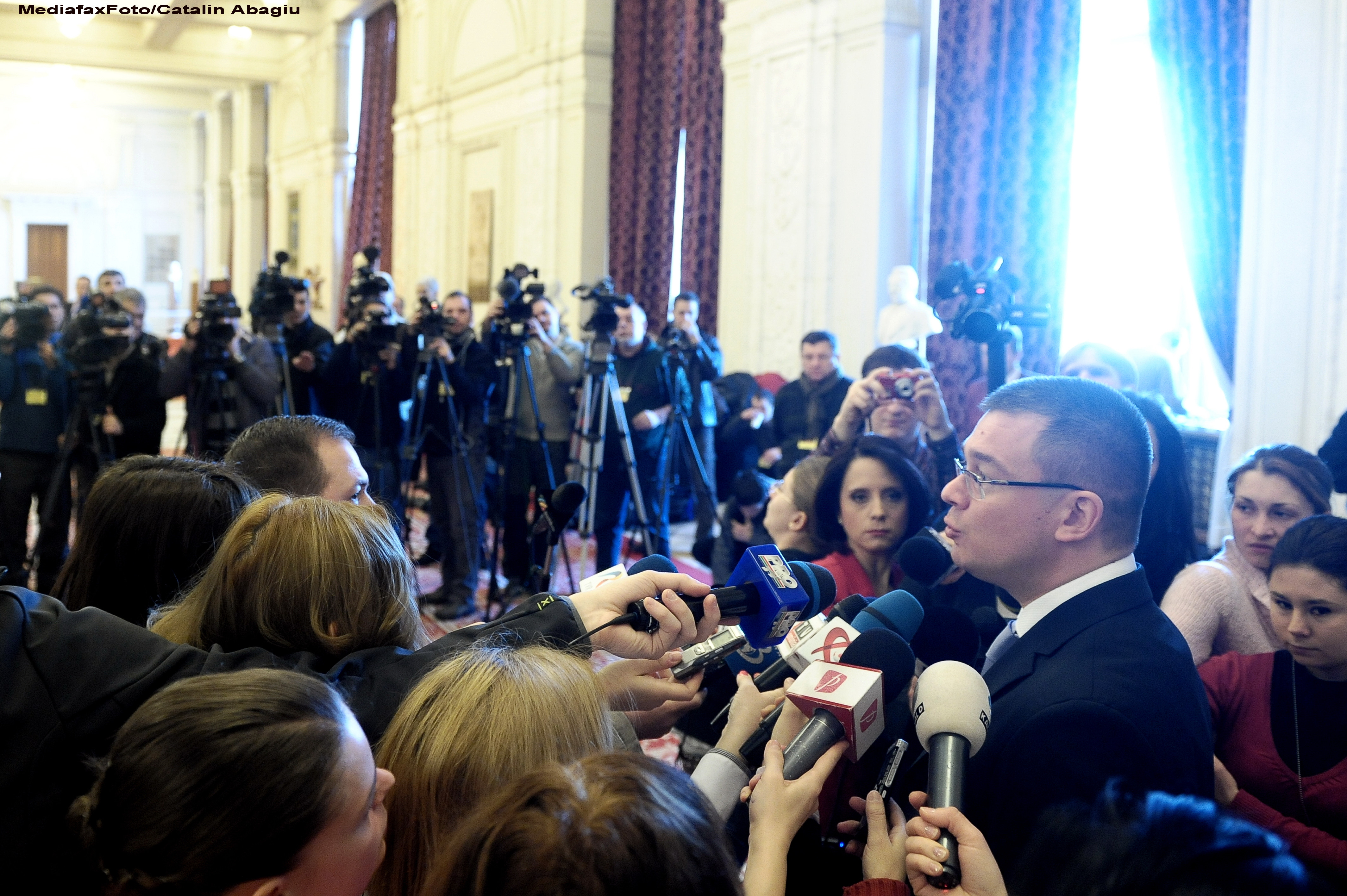 Fostii ministrii au predat stafeta. Gafa de la Economie:" Colegii de la presa poate sa zambeasca"