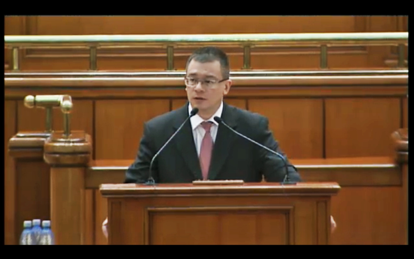 MOTIUNEA DE CENZURA a fost adoptata cu 235 de voturi. Guvernul Ungureanu a cazut