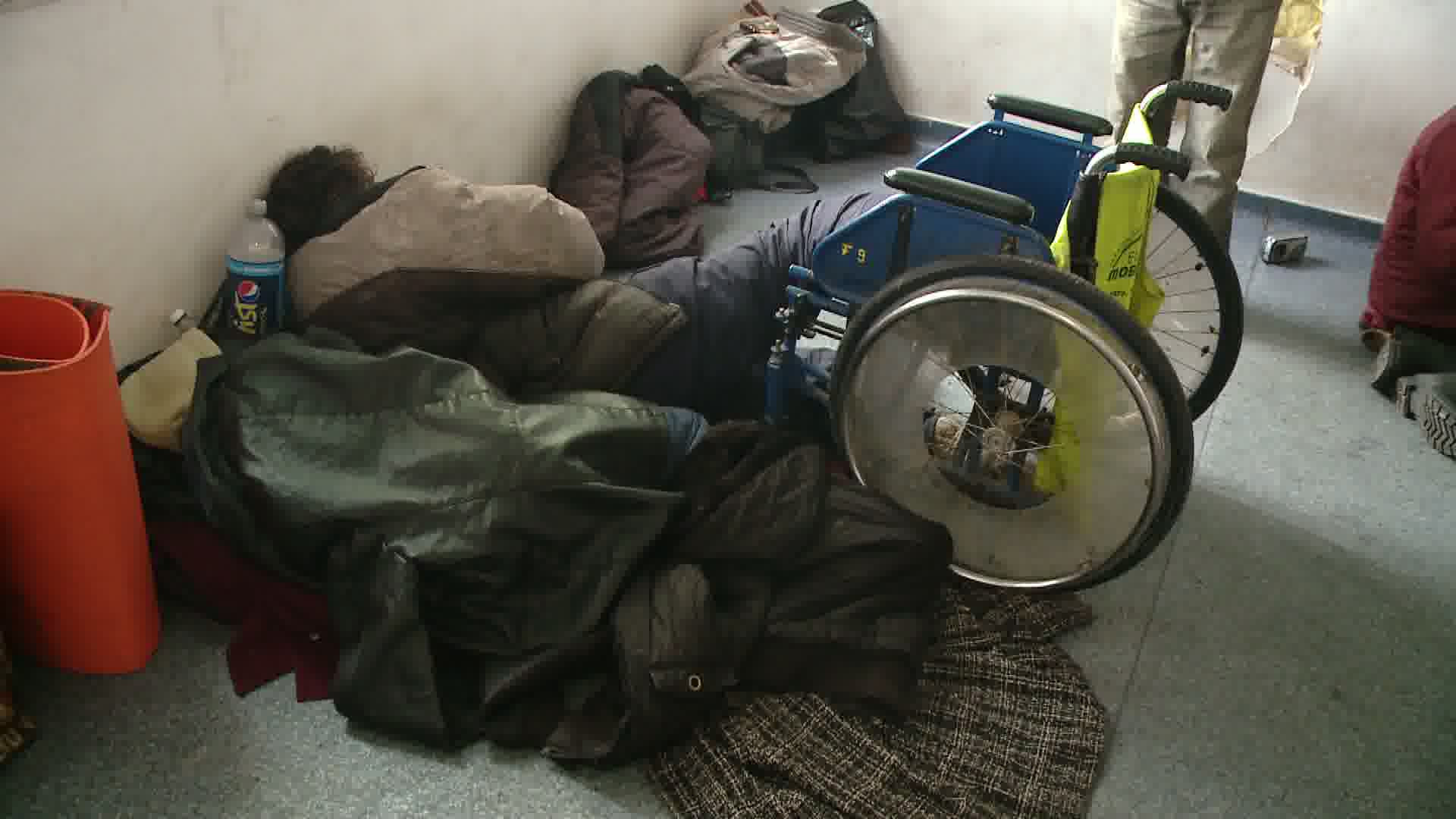 O mana de ajutor pe un ger naprasnic. Oamenii strazii stau intr-o rezerva de la Judetean