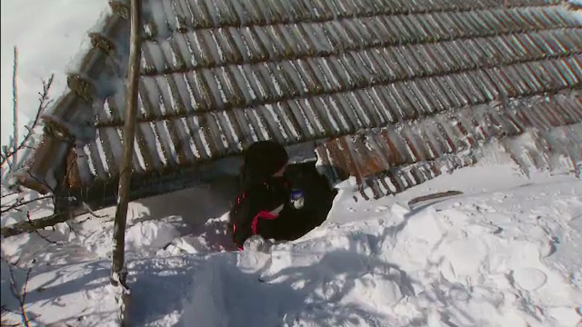 Imagini spectaculoase din case ingropate in zapada. Cele mai groase haine sunt pe bidonul cu apa