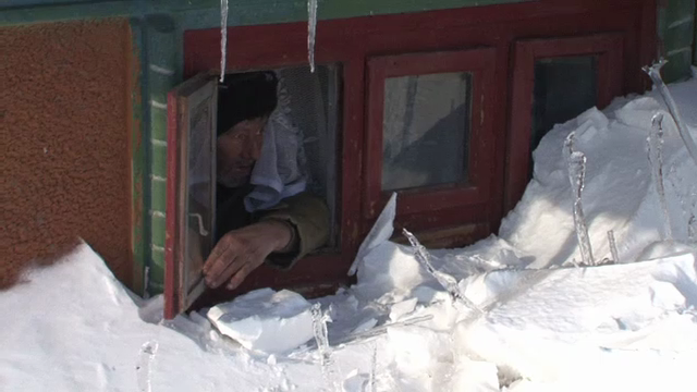 Lumea ireala din sudul Romaniei. Oamenii merg pe acoperisuri, animalele traiesc in grote de zapada