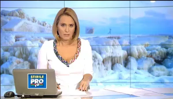 Valurile uriase au furat aproape toata balustrada de protectie a Cazinoului din Constanta