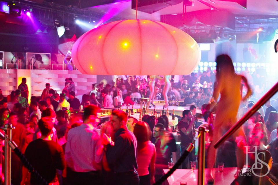 Petrecere ca la Rio in mijlocul iernii.Vezi cum s-au distrat timisorenii noaptea trecuta la carnaval