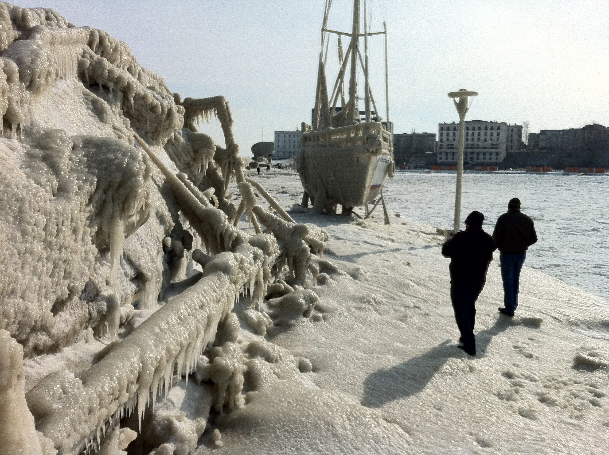 Peisaj de gheata la malul marii. Un val neasteptat de turisti a luat cu asalt litoralul