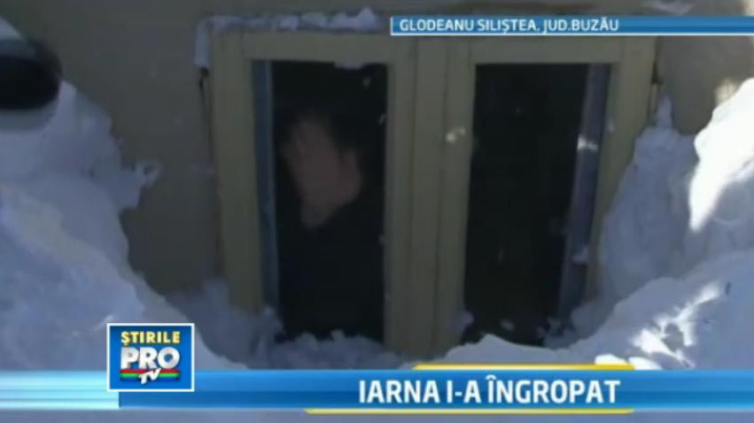 Iarna i-a ingropat. Zapada ii obliga sa stea cu mortii in case. IMAGINI DRAMATICE