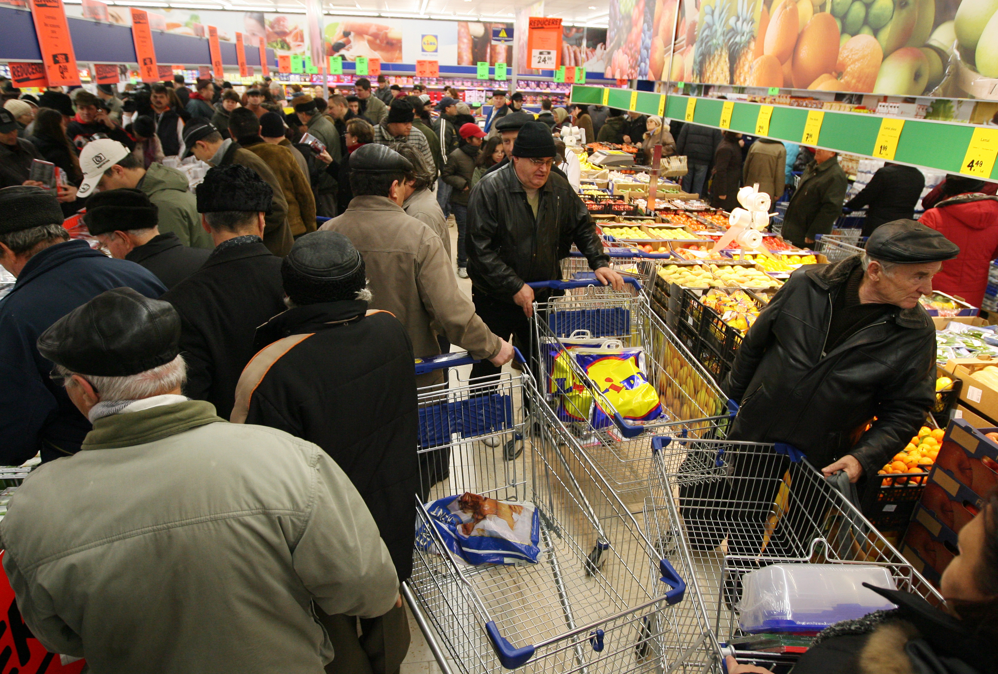 La gandul ca un al treilea val de ninsori vine in curand peste Romania, oamenii isi refac stocurile