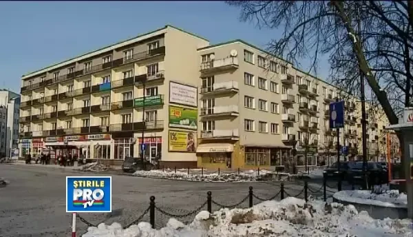 In cautarea femeii in rosu din cafenea. Tot internetul il ajuta sa-si gaseasca dragostea pierduta