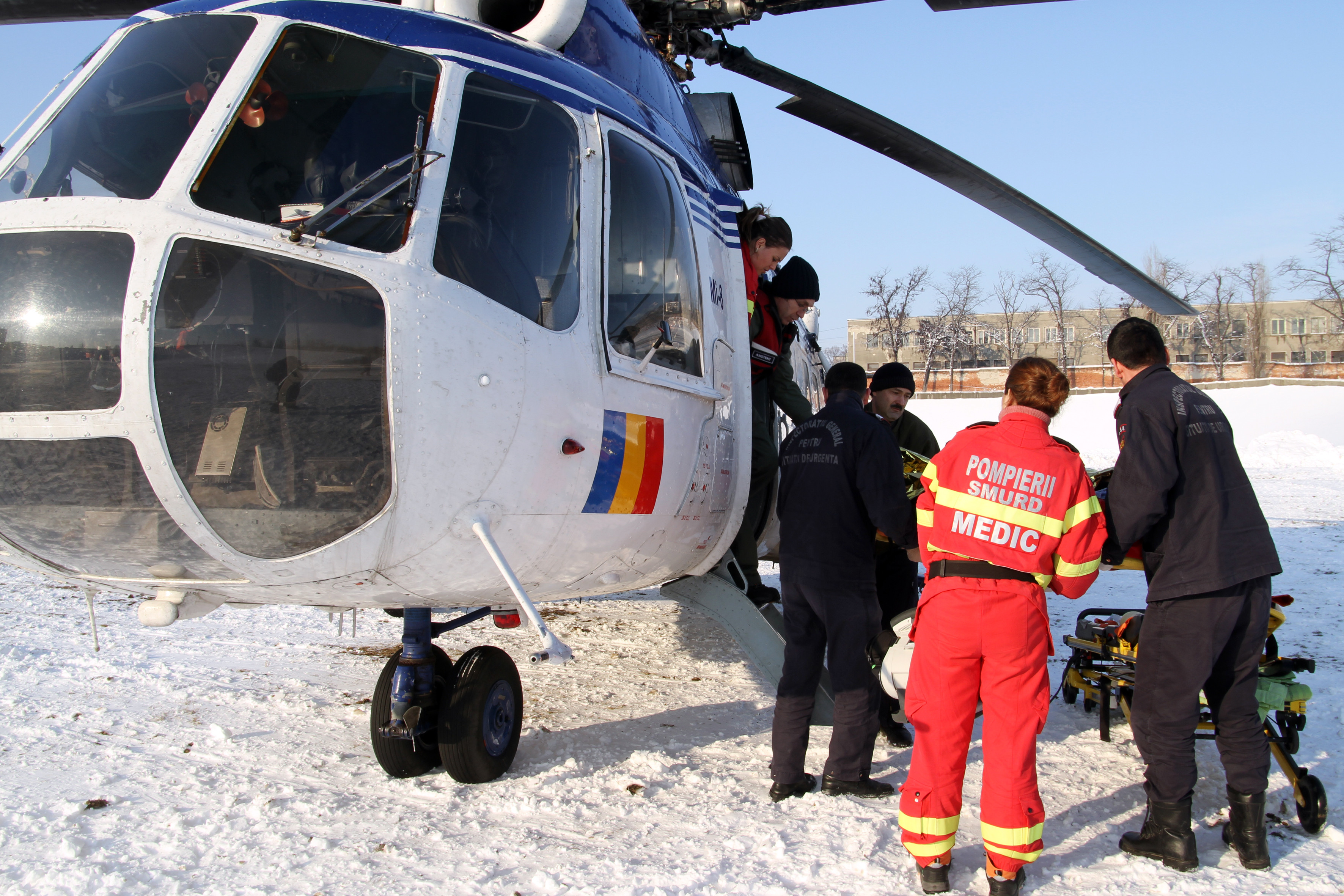 Zapada impune masuri exceptionale pentru a salva vieti. Trei bolnavi, preluati de elicopterul MAI
