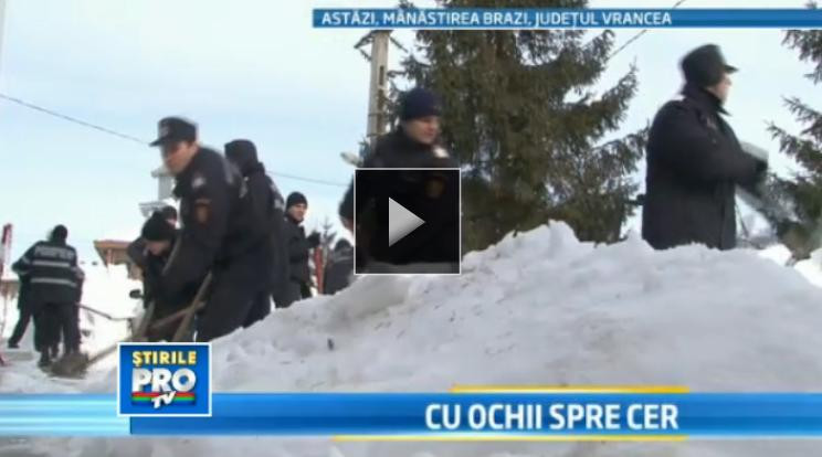 Maicutele de la manastirea Brazi, scoase din nameti. "Curatam zapada si ne rugam, zi de zi"