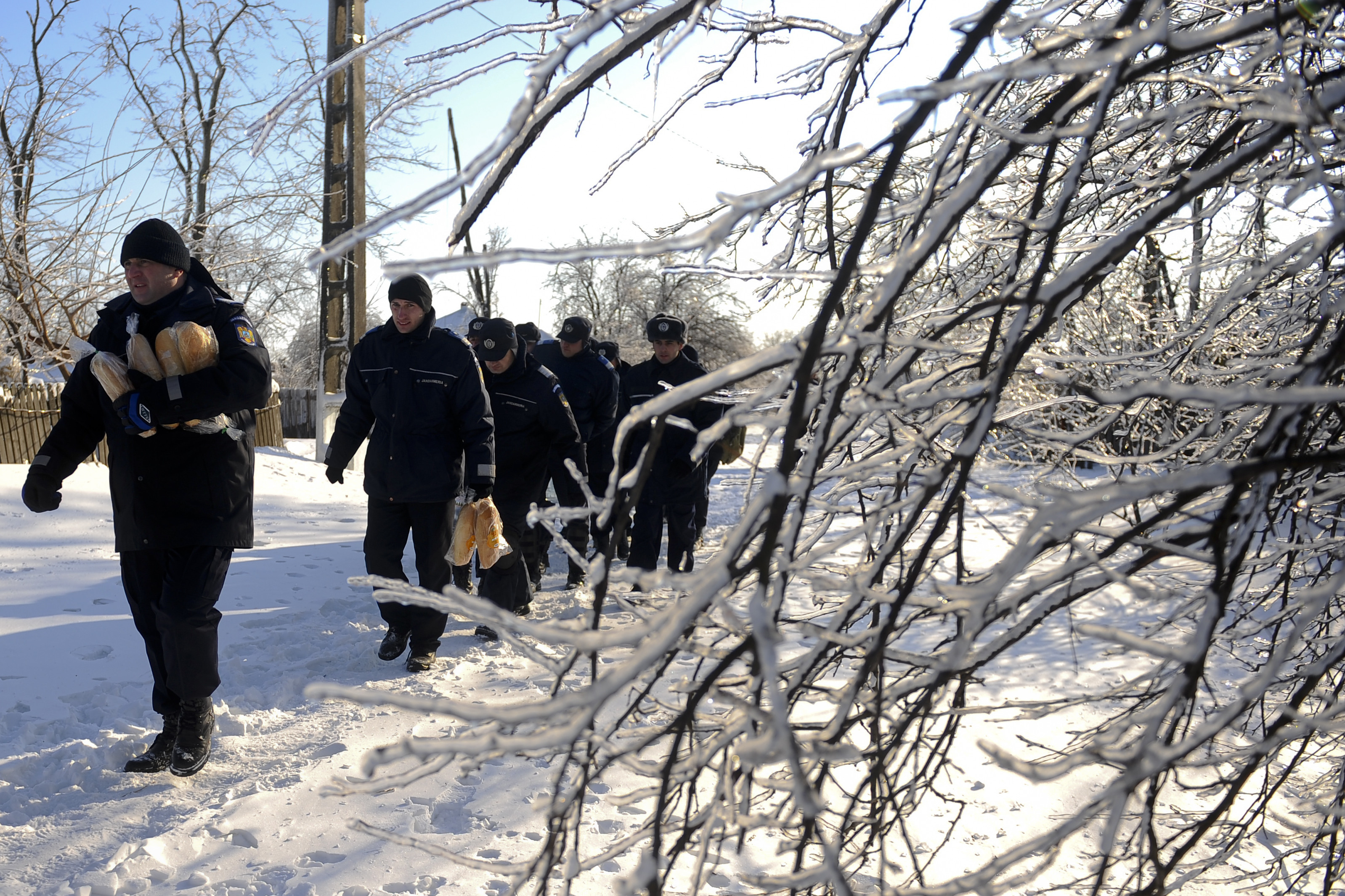 Jandarmii, singura speranta a batranilor din Braila prinsi sub troienele de zapada
