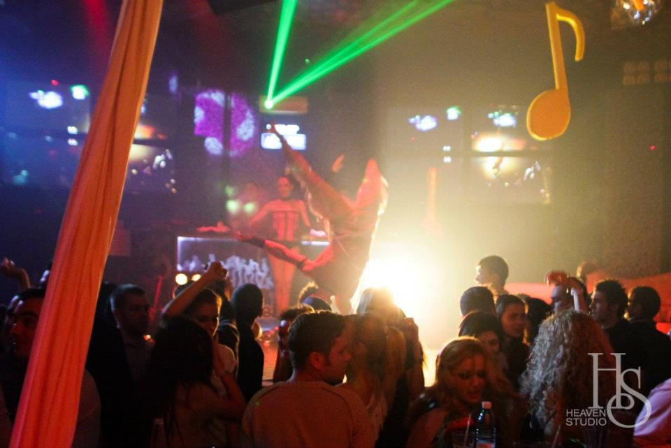 Show excentric cu acrobatii, dans provocator si costume extravagante la Timisoara