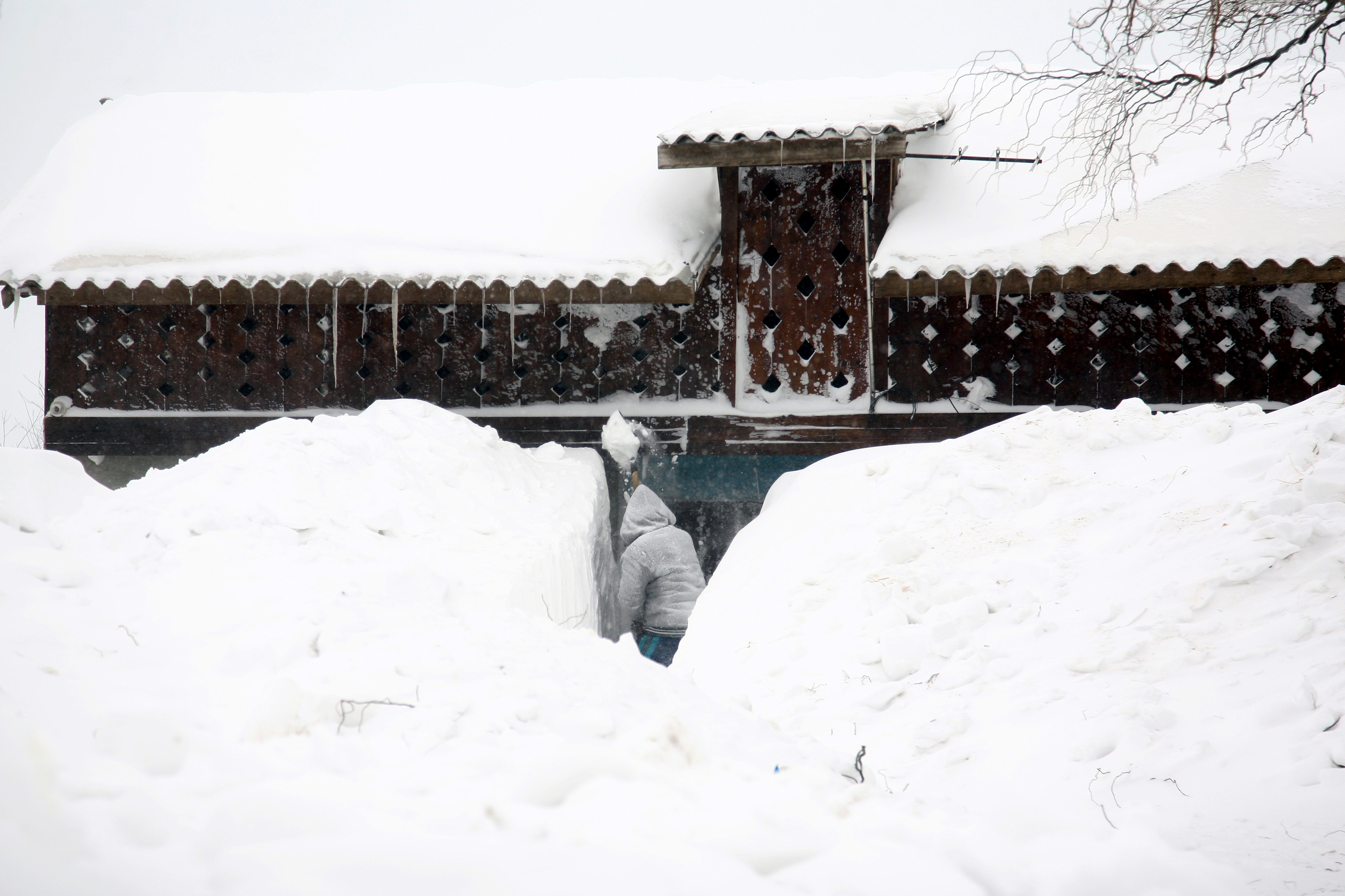 Dumnezeu ii incearca amarnic pe crestini. Un batran din Carligul Mare, inmormantat dupa 7 zile
