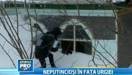 Oamenii din Buzau, neputinciosi in fata urgiei. Excavatoarele lasa in urma lor hauri de 5 metri