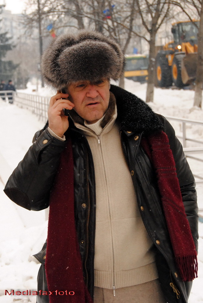 Cu sosete de lana si caciula de blana, Gigi Becali a mers sa-i deszapezeasca pe oamenii din Vrancea