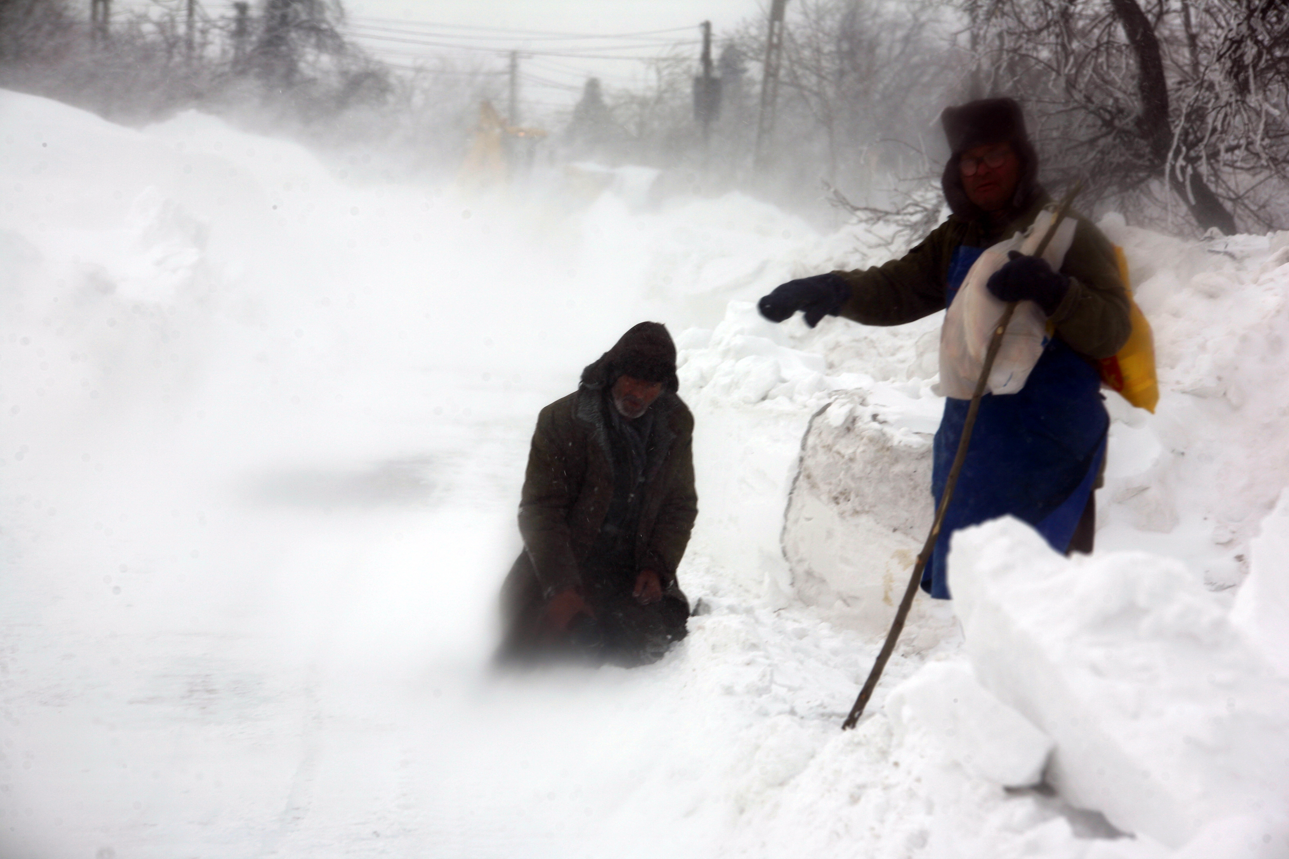 "Nu ne parasim casele". Un reportaj emotionant din Vrancea, judetul care s-a predat in fata iernii