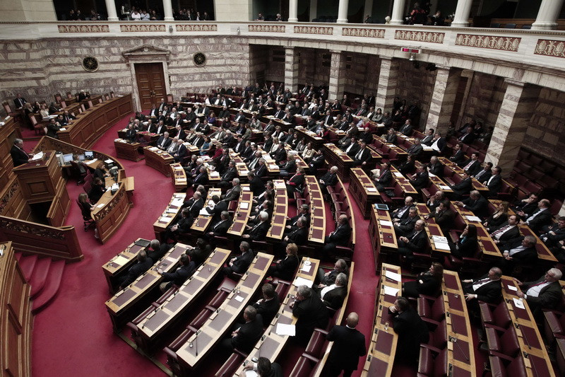 Parlamentul din Grecia a votat pentru austeritate si salvarea financiara a tarii
