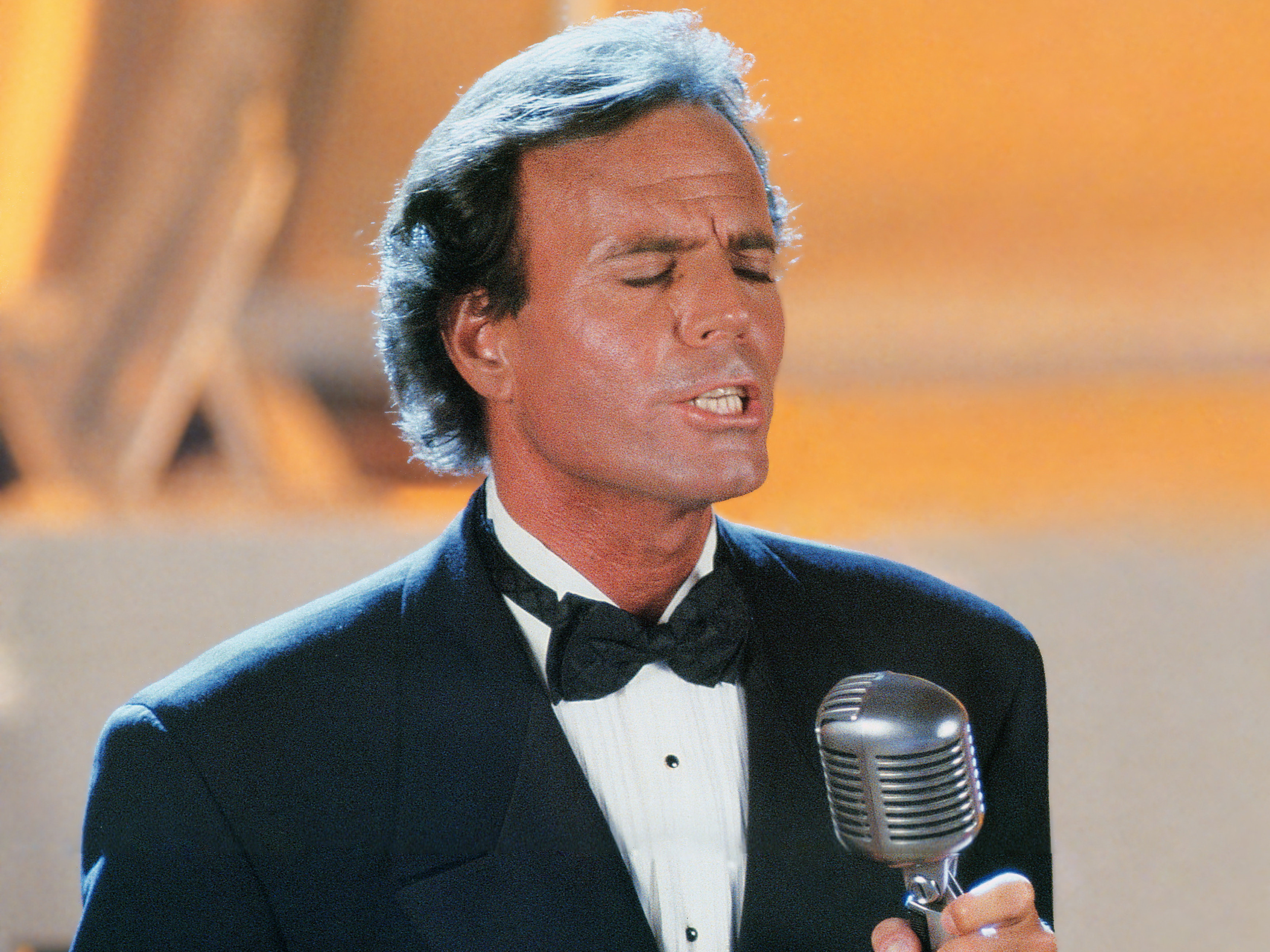 Aproape 20.000 de oameni au cantat si au dansat aseara alaturi de Julio Iglesias la Targu Mures