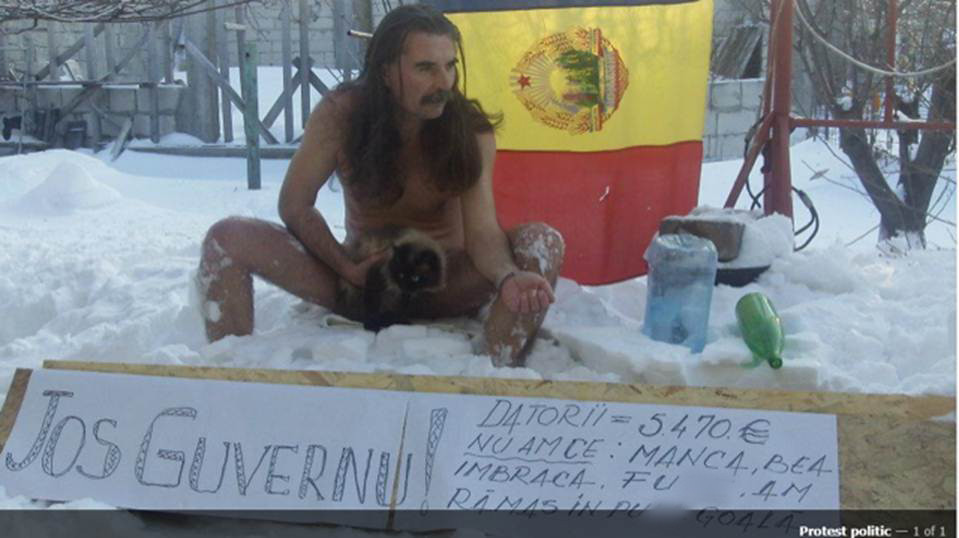 Cand la romani se intalneste zapada cu protestul. Imaginea care a adunat mii de like-uri pe internet