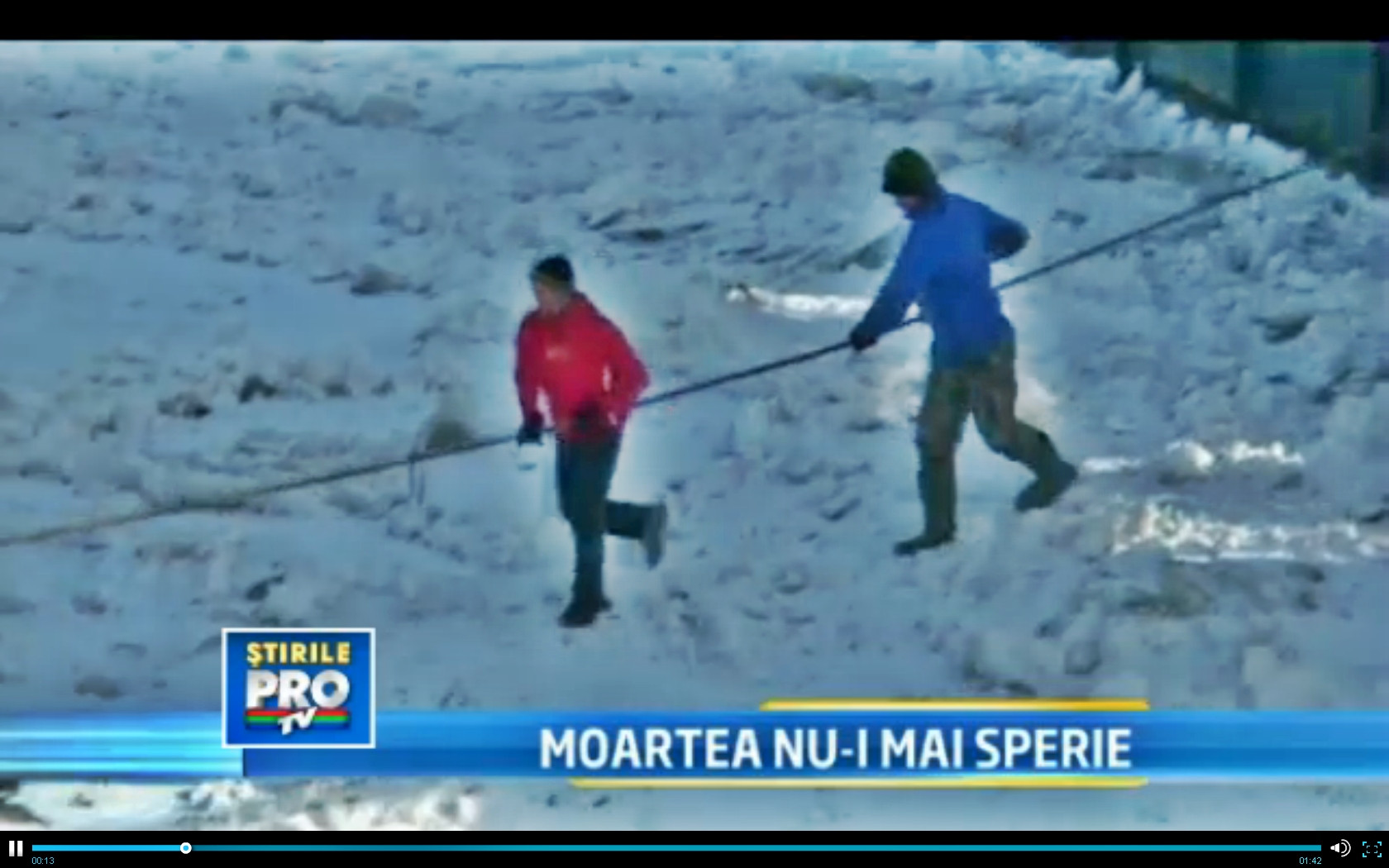 Moartea nu-i mai sperie. Romanii din Delta Dunarii merg pe sloiuri pentru o paine