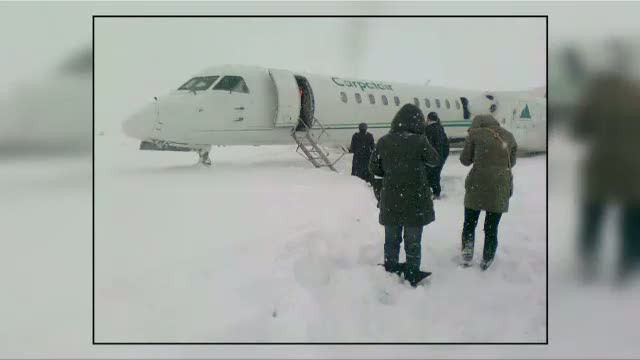 Un avion a iesit din decor pe aeroportul din Craiova. Pasageri au sarit in zapada de la 3 m inaltime