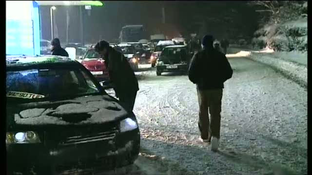 Dupa ce au stat 12 ore in coloana, mai multi soferi au vrut sa forteze trecerea pe Valea Oltului