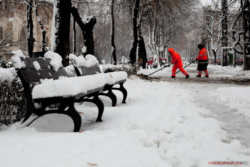 ANM: ninsori abundente in urmatoarele zile. Zapada viscolita a blocat mai multe drumuri din tara