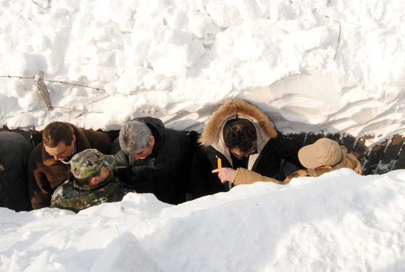 "Opt zile la rand am dat zapada cu mana, ca sa-mi fac loc. Nu mai pot de maini". Marturii crunte