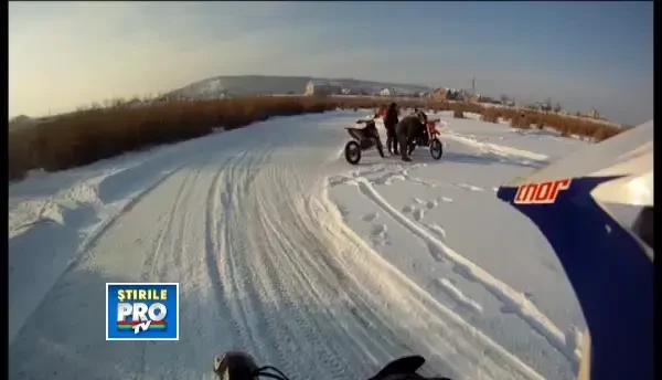 Nebunie pe doua roti. Si-au turat motoarele pe un lac inghetat