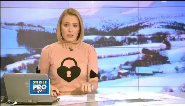 Ambulanta pe senile, singura salvare pentru o gravida si doi copii, blocati in nameti