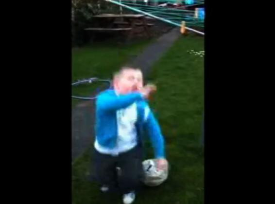 Boala i-a furat copilaria. Povestea trista a baiatului care nu poate lovi o minge fara sa adoarma