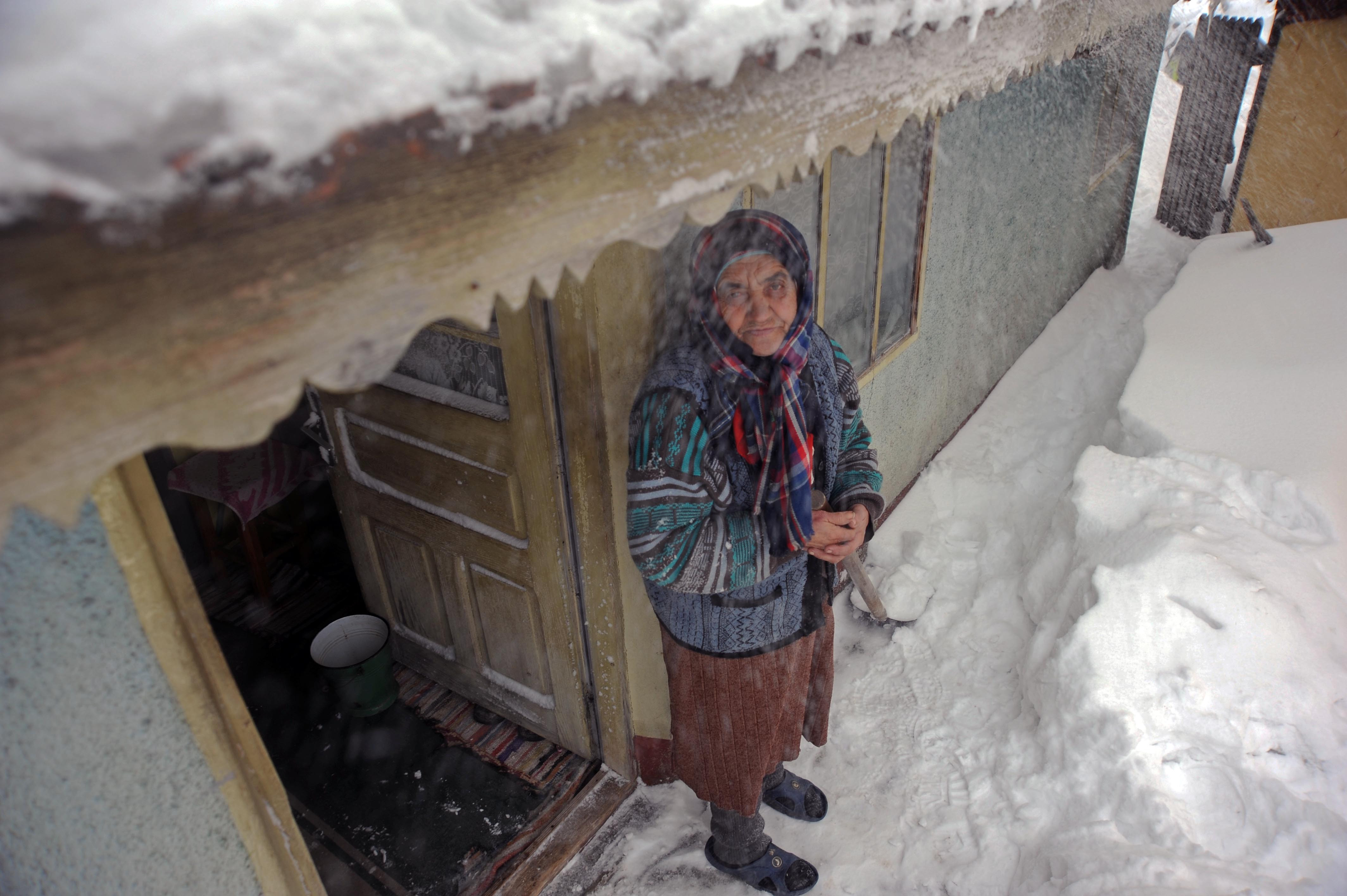 Drama cutremuratoare a oamenilor izolati din Vrancea. "Stam cu mortul pe masa, nu putem iesi cu el"