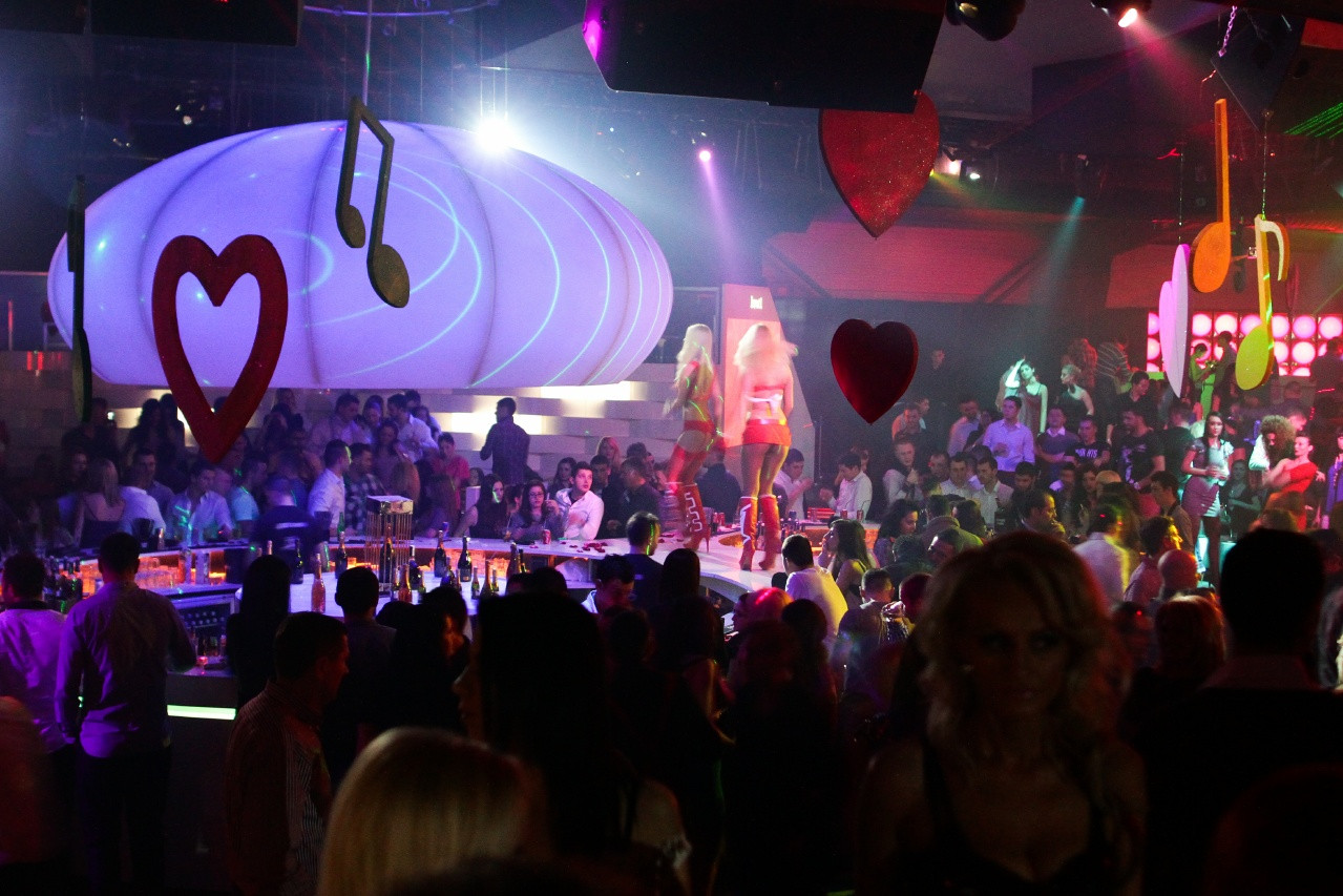 Pasiunea a pus stapanire pe clubberii timisoreni. Vezi galerie foto cu cele mai hot animatoare