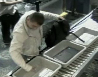 VIDEO.A fi sau a nu fi...hot? Dilema unui barbat pus fata in fata cu un ceas Rolex uitat in aeroport