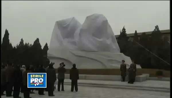 Obiectiv obligatoriu de vizitat pentru nord-coreeni, statuia ridicata in memoria lui Kim Jong-il.